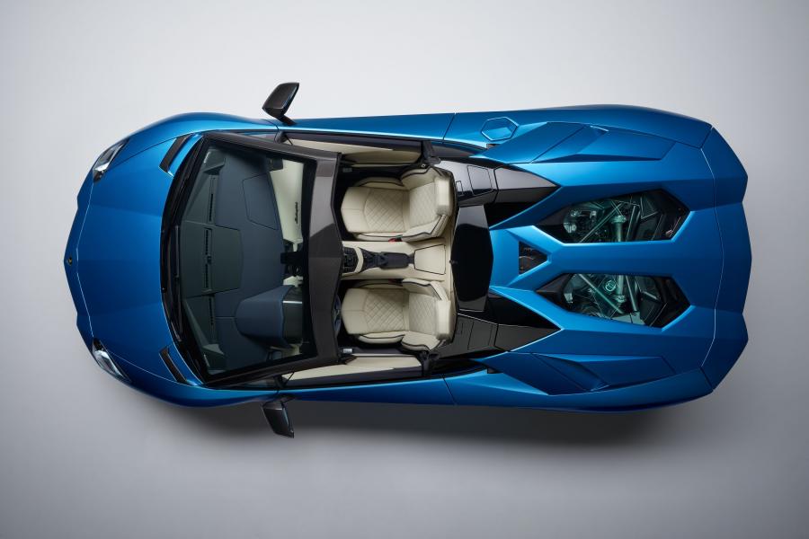  Lamborghini Aventador S Roadster 2017 года  (фото 8 из 27)